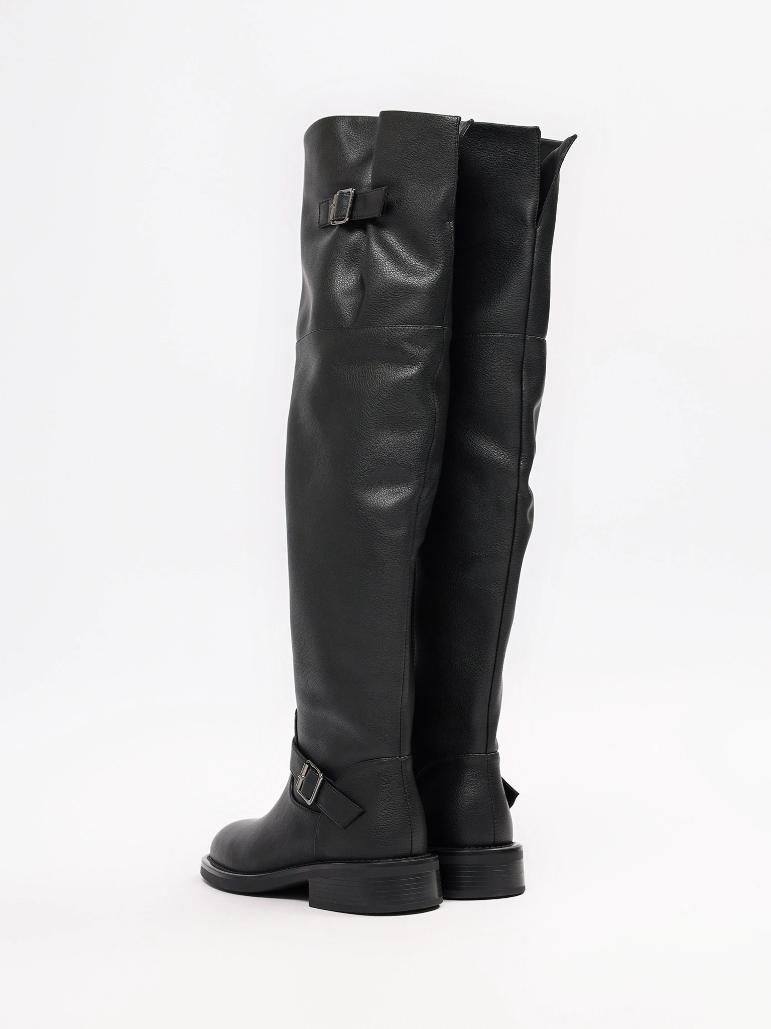 Ботфорты черного цвета на низком каблуке